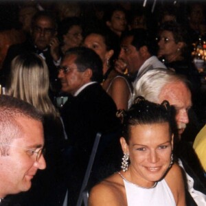 Prince Laurent de Belgique et la princesse Stéphanie au bal de la Croix rouge en 1999