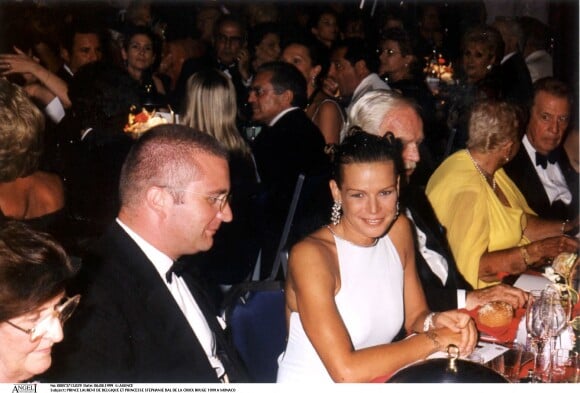 Prince Laurent de Belgique et la princesse Stéphanie au bal de la Croix rouge en 1999