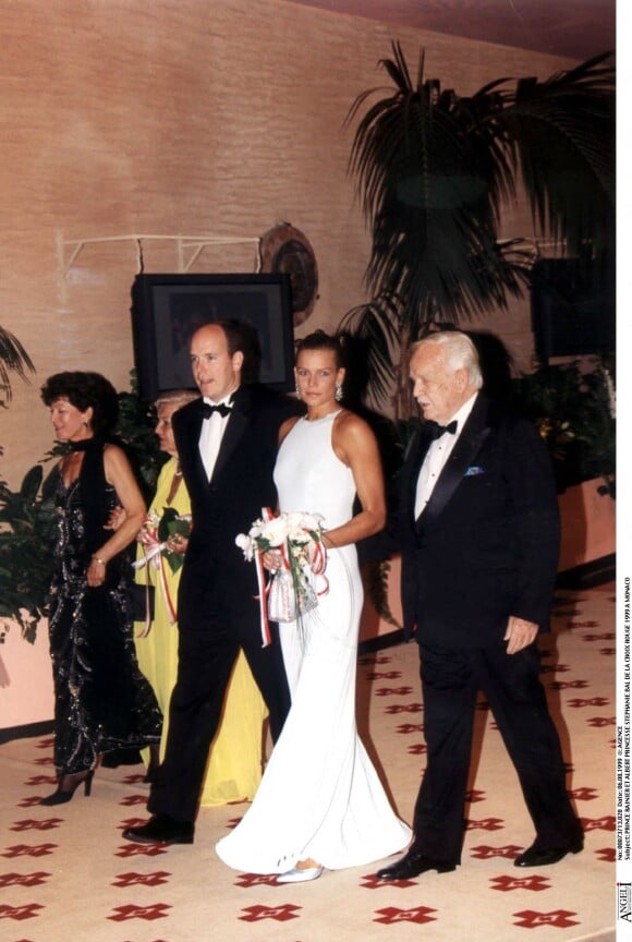 Prince Albert Rainier et la princesse Stéphanie au bal de la Croix rouge en 1999