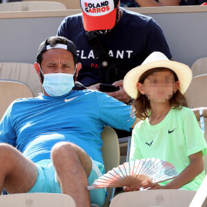 Cyril Hanouna et son fils Lino - People dans les tribunes des Internationaux de France de Tennis de Roland Garros à Paris. Le 9 juin 2021 © Dominique Jacovides / Bestimage
