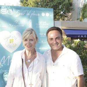 Chantal Ladesou, Laurent Amar lors d'un tournoi de pétanque place des Lices organisé par le magazine Turquoise pour l'association Sourire à la vie à Saint-Tropez le 10 août 2022. © Jack Tribeca / Bestimage