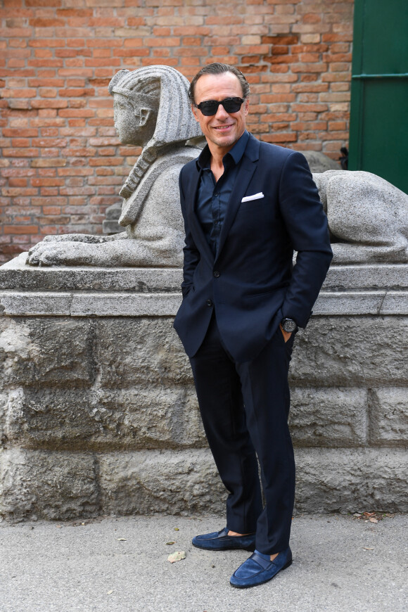 Stefano Accorsi - Les célébrités arrivent au Lido pour le 79 ème festival international du film de Venise (31 août - 10 septembre 2022. Mostra). Le 7 septembre 2022. 