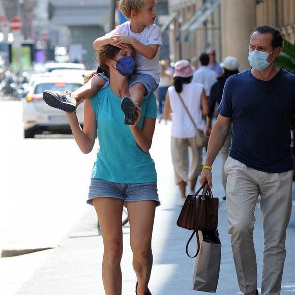 Stefano Accorsi, ex de Laetitia Casta, déjeune en terrasse au Nobu à Milan avec sa femme Bianca Vitali et leur fils Lorenzo le 20 juillet 2021.