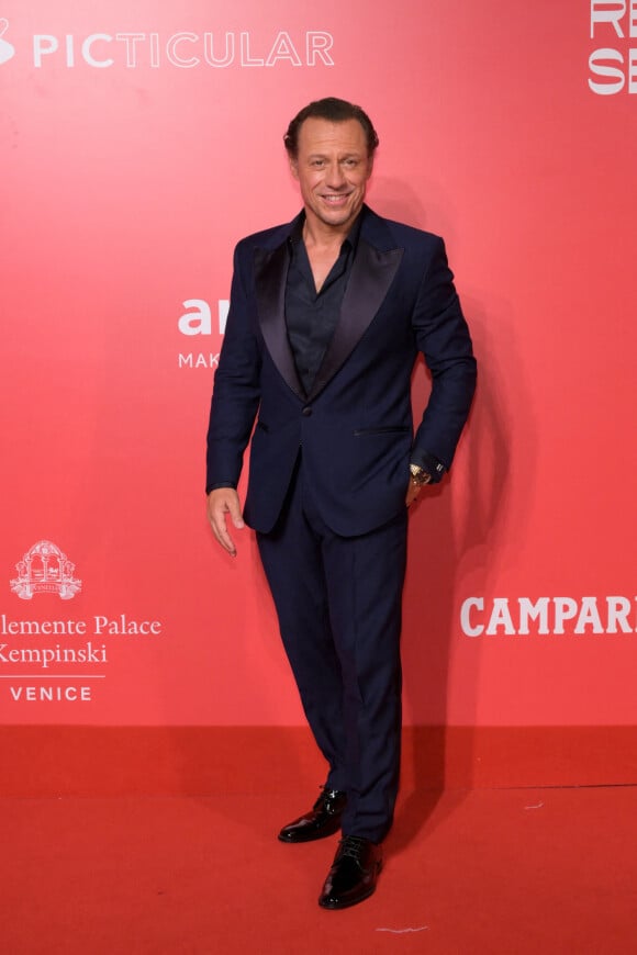 Stefano Accorsi - Photocall du dîner de l'AmfAR lors de la 79ème édition du Festival International du Film de Venise, la Mostra. Le 7 septembre 2022.