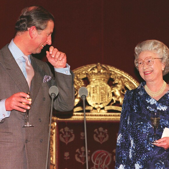 Archive - La reine Elisabeth II d’Angleterre et son fils Charles en 1998