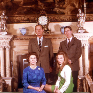 Archive - La reine Elisabeth II d’Angleterre avec son mari Philip et ses enfants Charles et Anne