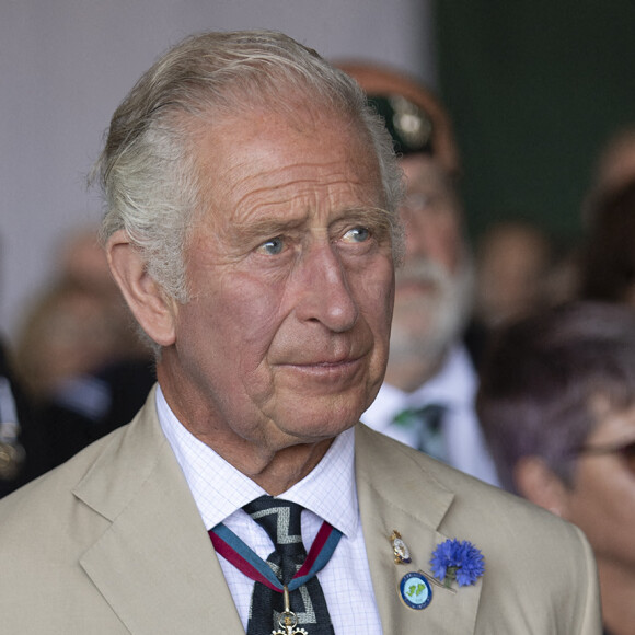 Charles et Camilla Parker Bowles, duchesse de Cornouailles, à bord du navire HMS Queen Elizabeth, pour marquer le 40ème anniversaire de la guerre des Malouines. Portsmouth, le 20 juillet 2022.