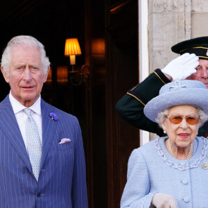 La reine Elisabeth II d’Angleterre, accompagnée de Charles, assiste à la parade de la Royal Company of Archers dans les jardins du palais de Holyroodhouse à Édimbourg, Royaume Uni, le 30 juin 2022.