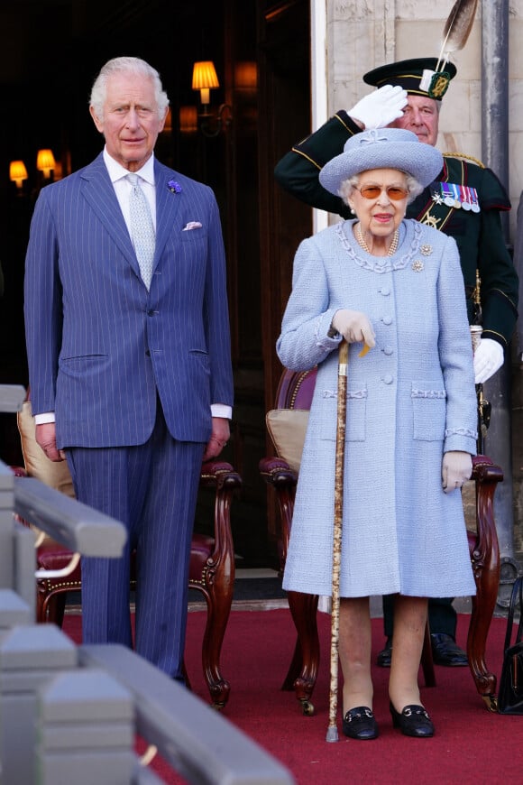 La reine Elisabeth II d’Angleterre, accompagnée de Charles, assiste à la parade de la Royal Company of Archers dans les jardins du palais de Holyroodhouse à Édimbourg, Royaume Uni, le 30 juin 2022.