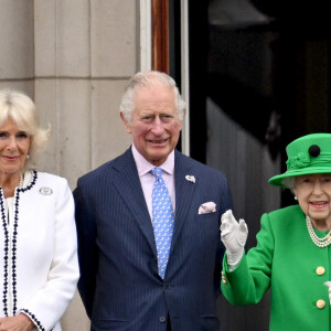 Camilla Parker Bowles, duchesse de Cornouailles, Le prince Charles, prince de Galles, La reine Elisabeth II d'Angleterre -La famille royale regarde la grande parade qui clôture les festivités du jubilé de platine de la reine à Londres le 5 juin 2022.