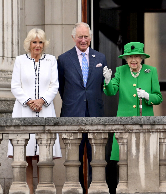 Camilla Parker Bowles, duchesse de Cornouailles, Le prince Charles, prince de Galles, La reine Elisabeth II d'Angleterre -La famille royale regarde la grande parade qui clôture les festivités du jubilé de platine de la reine à Londres le 5 juin 2022.