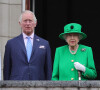 Charles et la reine Elisabeth II d'Angleterre lors de la grande parade qui clôture les festivités du jubilé de platine de la reine à Londres