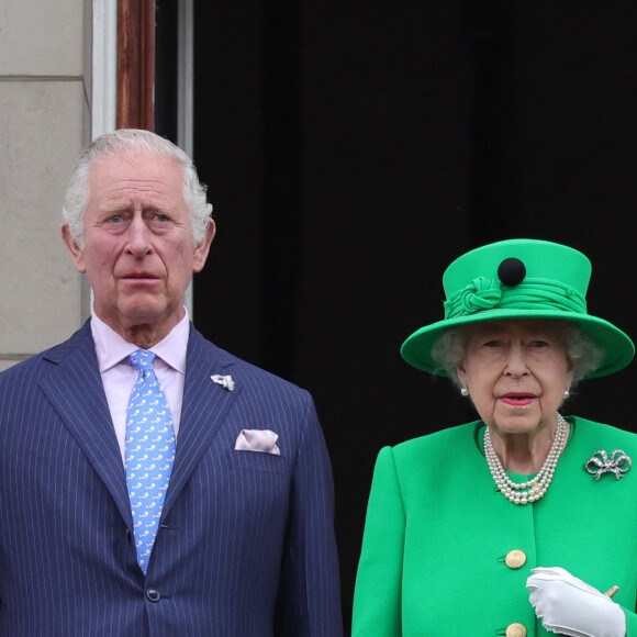 Charles et la reine Elisabeth II d'Angleterre lors de la grande parade qui clôture les festivités du jubilé de platine de la reine à Londres