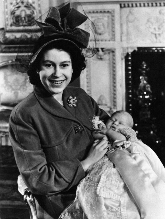 Archives - Rétrospective la reine Elisabeth II d'Angleterre - La princesse Elisabeth tient dans ses bras son fils, le prince Charles après son baptême à Buckingham Palace, le 14 décembre 1948
