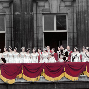 Archives - La reine Elisabeth II d'Angleterre et le prince Philip, duc d'Edimbourg entourés de leur famille, le prince Charles, la princesse Anne et la princesse Margaret lors du couronnement de la reine d'Angleterre. Juin 1953