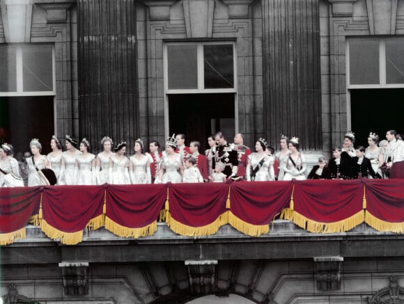 Archives - La reine Elisabeth II d'Angleterre et le prince Philip, duc d'Edimbourg entourés de leur famille, le prince Charles, la princesse Anne et la princesse Margaret lors du couronnement de la reine d'Angleterre. Juin 1953