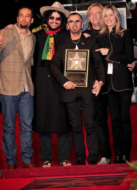Ringo Starr reçoit son étoile sur le Walk of fame, entouré de Ben Harper, Don Was et Joe Walsh, à Los Angeles, le 8 février 2010 !