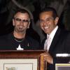 Ringo Starr reçoit son étoile sur le Walk of fame, ici avec le maire de Los Angeles, le 8 février 2010 !