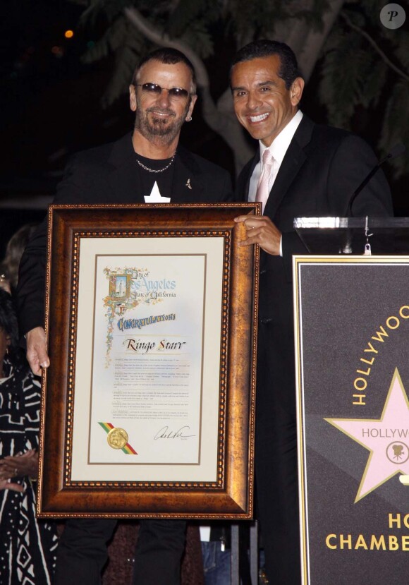 Ringo Starr reçoit son étoile sur le Walk of fame, ici avec le maire de Los Angeles, le 8 février 2010 !
