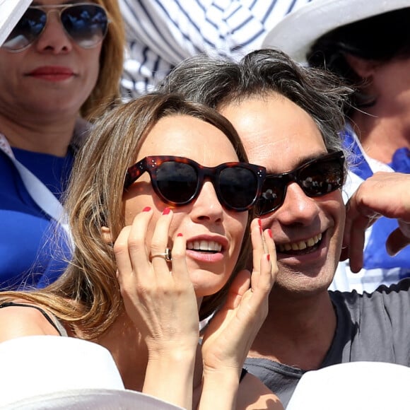 Laura Smet et son compagnon Raphaël dans les tribunes lors du tournoi de tennis de Roland Garros à Paris.