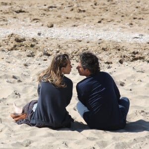 Laura Smet et son compagnon Raphaël se promènent et se détendent sur la plage pendant le Festival du film romantique de Cabourg, le 14 juin 2014.