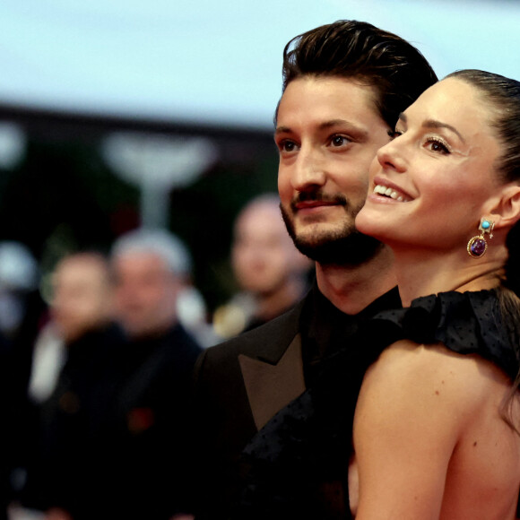 Pierre Niney et sa femme Natasha Andrews - Montée des marches du film " Mascarade " lors du 75ème Festival International du Film de Cannes. Le 27 mai 2022 © Dominique Jacovides / Bestimage 
