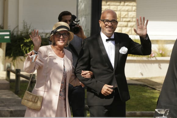 Pascal Obispo et sa mère - Mariage civil et religieux de Pascal Obispo et Julie Hantson à la mairie et en l'église Notre-Dame-des-Flots au Cap-Ferret le 19 septembre 2015.