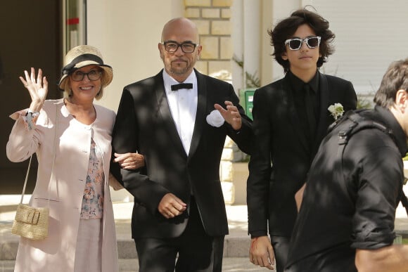 Pascal Obispo et son fils Sean et la mère de Pascal Obispo - Mariage civil et religieux de Pascal Obispo et Julie Hantson à la mairie et en l'église Notre-Dame-des-Flots au Cap-Ferret le 19 septembre 2015.
