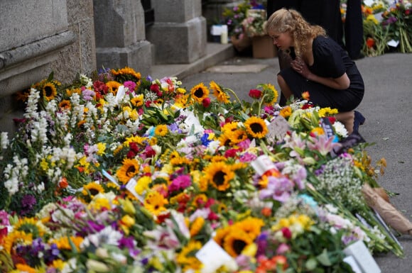 Louise Mountbatten-Windsor. Les membres de la famille royale lisent les mots avec les fleurs laissés devant l'église de Balmoral après une messe. Le 10 Septembre 2022. @ Stephen Lock/i-Images/ABACAPRESS.COM