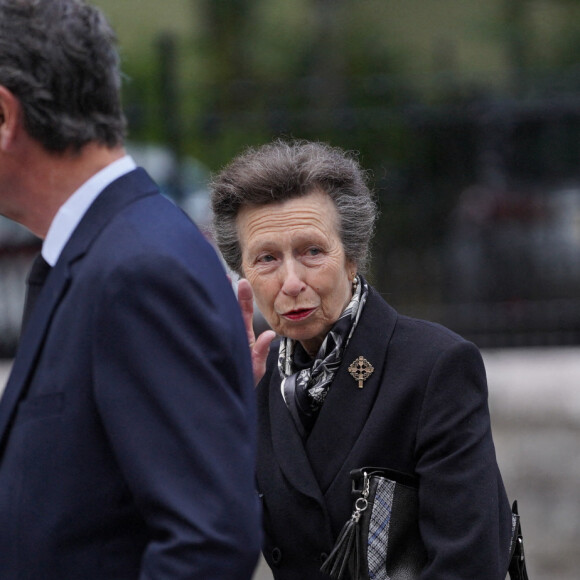 Princesse Anne et Timothy Laurence. Les membres de la famille royale lisent les mots avec les fleurs laissés devant l'église de Balmoral après une messe. Le 10 Septembre 2022. @ Stephen Lock/i-Images/ABACAPRESS.COM