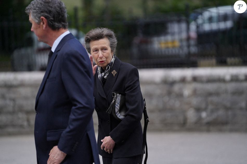 Princesse Anne Et Timothy Laurence Les Membres De La Famille Royale Lisent Les Mots Avec Les Fleurs Laisses Devant L Eglise De Balmoral Apres Une Messe Le 10 Purepeople
