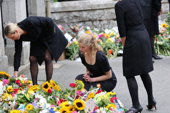 Zara Phillips et Lady Louise Windsor. Les membres de la famille royale lisent les mots avec les fleurs laissés devant l'église de Balmoral après une messe. Le 10 Septembre 2022. @ Stephen Lock/i-Images/ABACAPRESS.COM