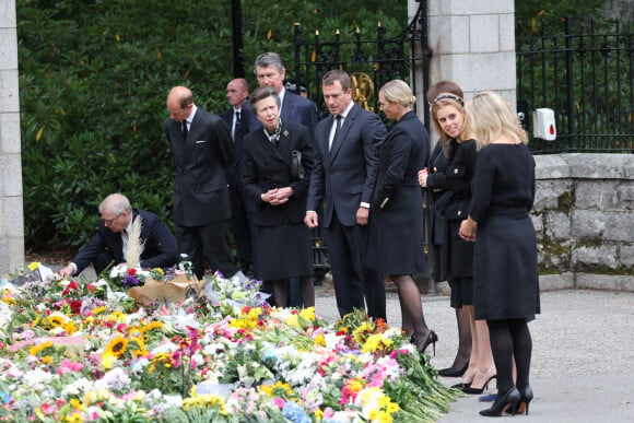 Les membres de la famille royale lisent les mots avec les fleurs laissés devant l'église de Balmoral après une messe. Le 10 Septembre 2022. @ Stephen Lock/i-Images/ABACAPRESS.COM