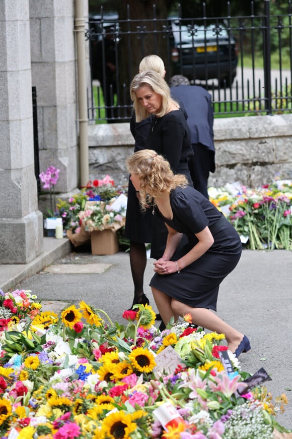 Louise Windsor et Sophie Rhys-Jones. Les membres de la famille royale lisent les mots avec les fleurs laissés devant l'église de Balmoral après une messe. Le 10 Septembre 2022. @ Stephen Lock/i-Images/ABACAPRESS.COM