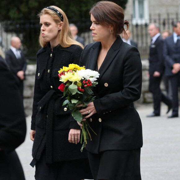 Beatrice et Eugenie d'York. Les membres de la famille royale lisent les mots avec les fleurs laissés devant l'église de Balmoral après une messe. Le 10 Septembre 2022. @ Stephen Lock/i-Images/ABACAPRESS.COM