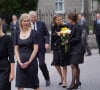 Sophie Rhys-Jones. Les membres de la famille royale lisent les mots avec les fleurs laissés devant l'église de Balmoral après une messe. Le 10 Septembre 2022. @ Stephen Lock/i-Images/ABACAPRESS.COM