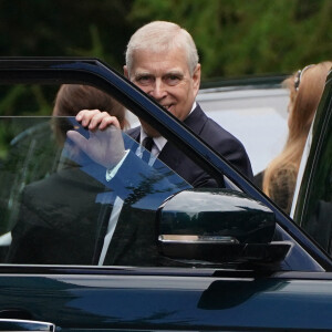 Prince Andrew, duc d'York - La famille royale d'Angleterre à son arrivée à la messe en l'honneur de la reine Elisabeth II d'Angleterre en l'église Crathie Kirk à Balmoral. Le 10 septembre 2022 