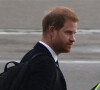 Le prince Harry, duc de Sussex, arrive à l'aéroport de Aberdeen, au lendemain du décès de la reine Elisabeth II d'Angleterre au château de Balmoral.
