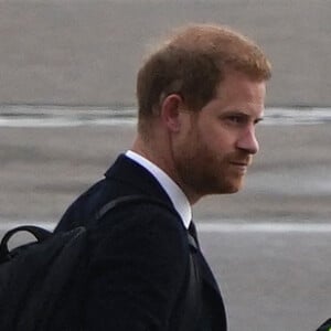Le prince Harry, duc de Sussex, arrive à l'aéroport de Aberdeen, au lendemain du décès de la reine Elisabeth II d'Angleterre au château de Balmoral.
