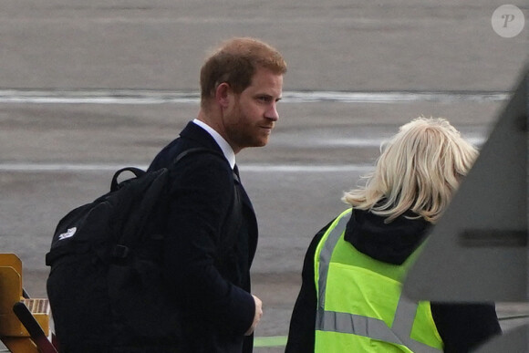 Le prince Harry, duc de Sussex, arrive à l'aéroport de Aberdeen, au lendemain du décès de la reine Elisabeth II d'Angleterre au château de Balmoral.