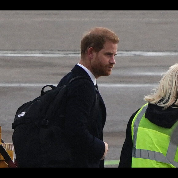 Le prince Harry, duc de Sussex, arrive à l'aéroport de Aberdeen, au lendemain du décès de la reine Elisabeth II d'Angleterre au château de Balmoral.