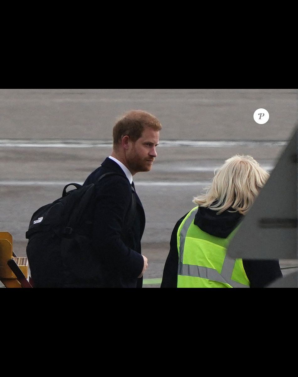 Le prince Harry, duc de Sussex, arrive à l'aéroport de Aberdeen, au lendemain du décès de la reine Elisabeth II d'Angleterre au château de Balmoral.