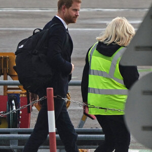 Le prince Harry, duc de Sussex, arrive à l'aéroport de Aberdeen, au lendemain du décès de la reine Elisabeth II d'Angleterre au château de Balmoral. 