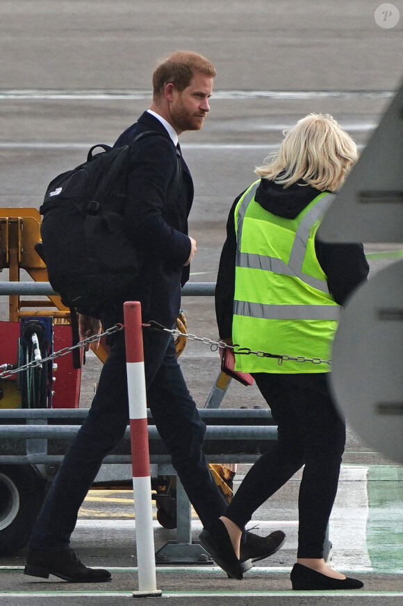 Le prince Harry, duc de Sussex, arrive à l'aéroport de Aberdeen, au lendemain du décès de la reine Elisabeth II d'Angleterre au château de Balmoral. 