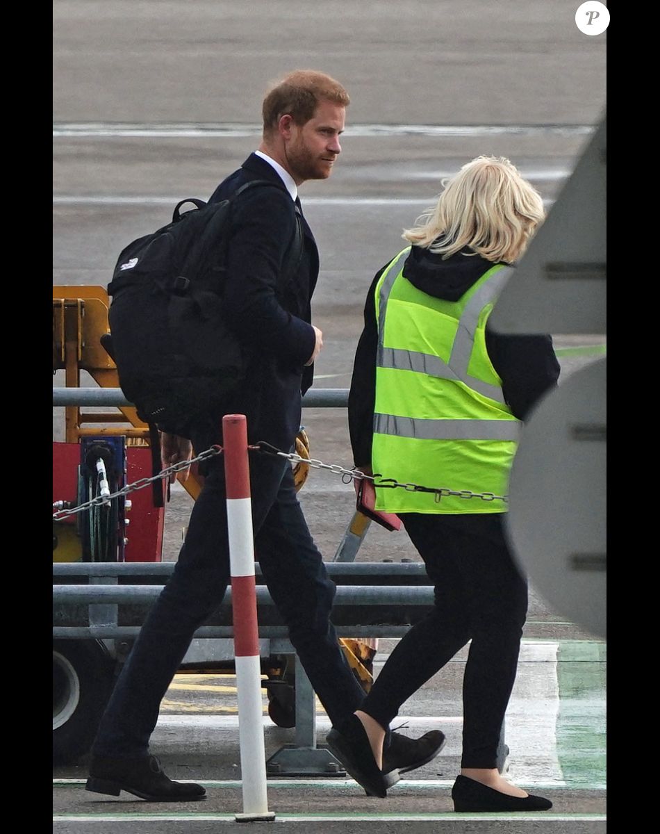 Le prince Harry, duc de Sussex, arrive à l'aéroport de Aberdeen, au lendemain du décès de la reine Elisabeth II d'Angleterre au château de Balmoral.