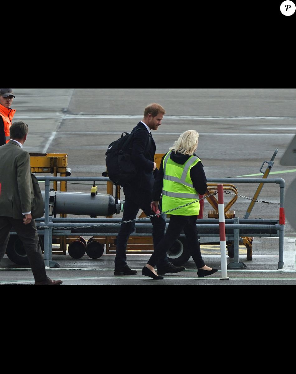 Le prince Harry, duc de Sussex, arrive à l'aéroport de Aberdeen, au lendemain du décès de la reine Elisabeth II d'Angleterre au château de Balmoral. Le 9 septembre 2022