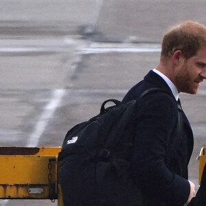 Le prince Harry, duc de Sussex, arrive à l'aéroport de Aberdeen, au lendemain du décès de la reine Elisabeth II d'Angleterre au château de Balmoral. 