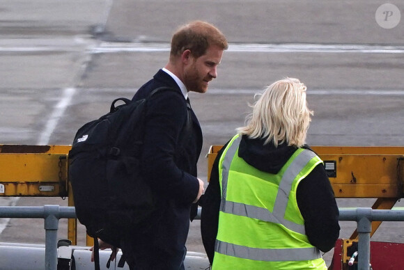 Le prince Harry, duc de Sussex, arrive à l'aéroport de Aberdeen, au lendemain du décès de la reine Elisabeth II d'Angleterre au château de Balmoral. 