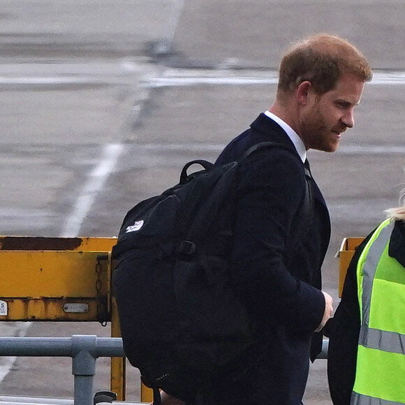 Le prince Harry, duc de Sussex, arrive à l'aéroport de Aberdeen, au lendemain du décès de la reine Elisabeth II d'Angleterre au château de Balmoral. 
