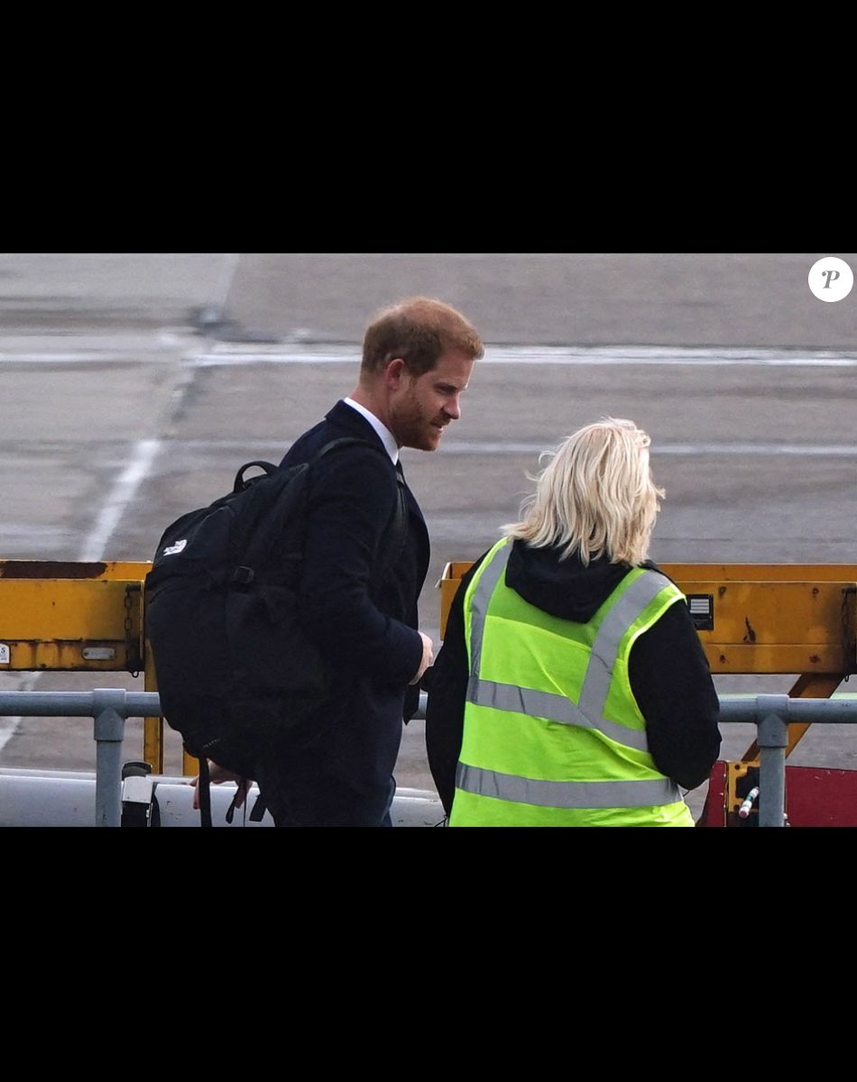 Le prince Harry, duc de Sussex, arrive à l'aéroport de Aberdeen, au lendemain du décès de la reine Elisabeth II d'Angleterre au château de Balmoral.